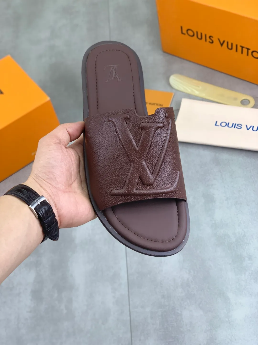 Men's shoes 💰P340 💰【New style】🆘 High quality 【LOUIS VUITTON】The popular Louis Vuitton LV men's slippers on the official website are on sale simultaneously! Original pebbled calfskin fabric imported from Italy. Original factory special supply. Size: 38-46. 4️⃣ colors available.